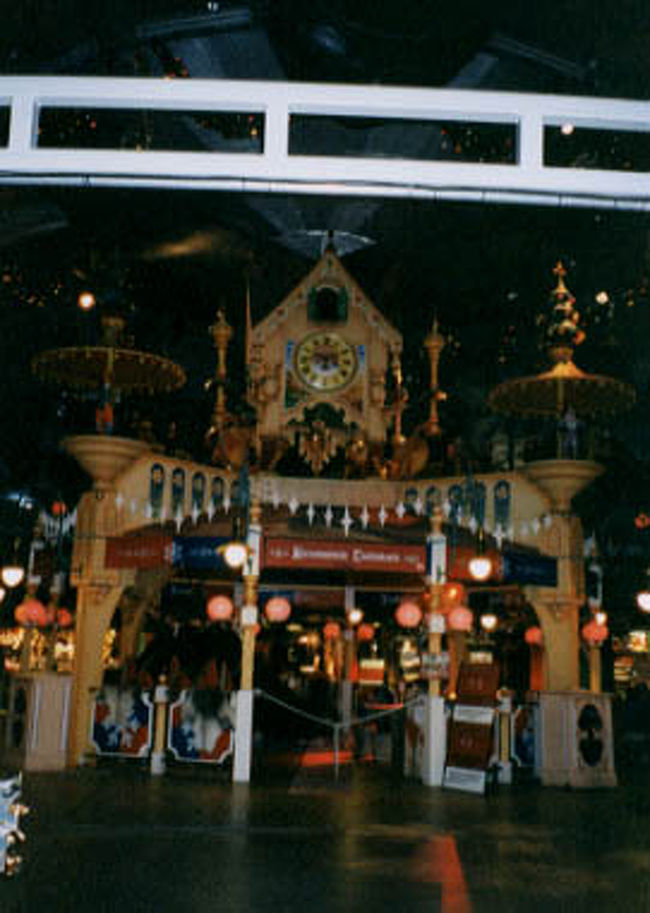 サンタパーク内。<br />奥に見えるのはパーク内の食べ物やさん。