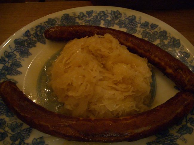 大韓航空でソウル経由、14時間半でフランクフルトに着き、乗継ぎが悪く約３時間待って、DB（ドイツ国鉄）のICE（新幹線）でやっとの思いでヴュルツブルグについたのが22：15。<br /><br />いつもなら疲れきって眠ってしまうのですが、今回は弟との再会を祝し、ホテル向かいのワインレストラン『ユリウスシュピタール』で乾杯。それとやはり、ドイツの定番・焼きソーセージを味わわなくっちゃ！<br /><br />ユリウスシュピタールについてはクチコミで詳しく載せているので、そちらも見てね♪<br />