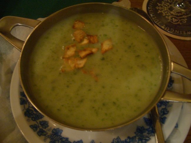 ユリウスシュピタールでオーダーした、Barlauch（ベアラオホ・熊ねぎ）のスープ。にんにく味のフレッシュハーブといった風味で、疲れた身体をやさしく癒してくれました。<br /><br />弟によると、このBarlauch（ベアラオホ）はマーケット等ではあまり売っておらず、自分で公園や野山等で摘むようなもの（日本で言えばヨモギやセリみたいなものでしょうか）。それがレストランのメニューにあるのは、とても珍しいようです。<br /><br />弟はこのスープに触発されて、自宅近くの公園でBarlauchを摘み、パスタのペーストを作ったそうです。