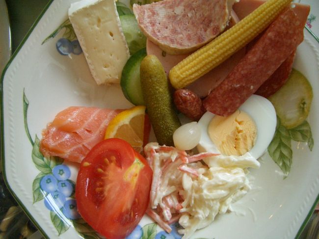 泊まったホテル・ヴュルツブルガーホフの朝食。<br /><br />このホテル、部屋の良さもさることながら、朝食が素晴らしい！１日３食、この朝食を食べたいくらいです！!<br /><br />ホテルについてはクチコミで詳しく載せているので、そちらも見てね♪<br />