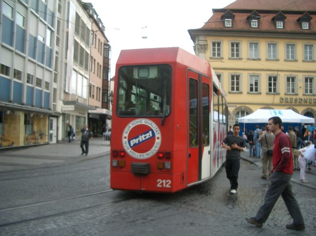 日本ではすたれてしまった路面電車が、ここドイツではまだ現役。それも保存鉄道の類ではなく、低床化で乗りやすくとっても快適です。<br /><br />今日はこどもの日でフリーマーケットの立つ日。フリマのテントと買い物客の街の中をお互いに共存しながら路面電車は走ります。<br />byねごやん<br />