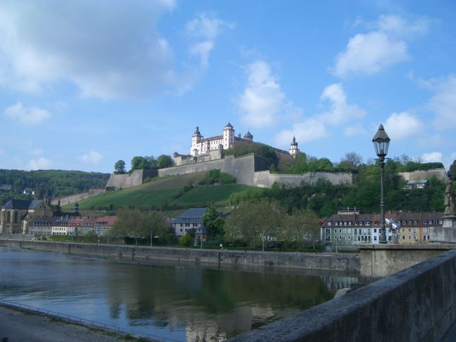 アルトマイン橋から見上げる、マリエンベルグ要塞です。<br /><br />レジデンスと並んでヴュルツブルグの横綱級観光スポットらしいですが、レジデンスのほうは行きませんでした。だってキラキラは好きじゃないんだもん。<br />