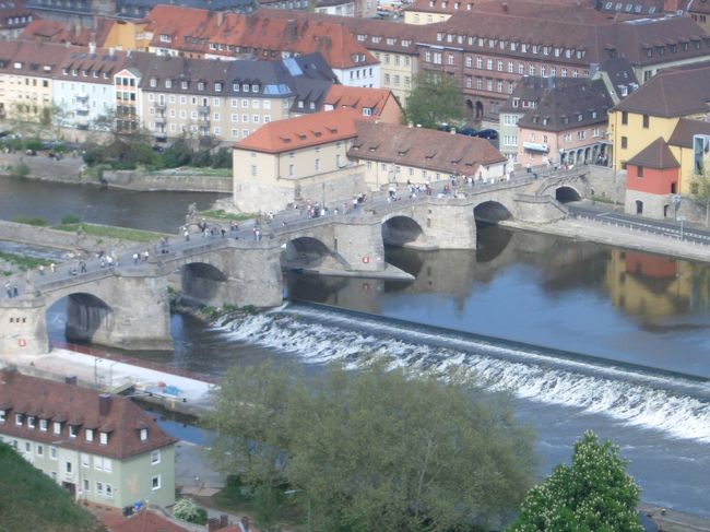 街から見るマリエンベルグ要塞も堂々たるものですが、がんばって要塞まで登って、『領主の庭園』から眺めるヴュルツブルグの街並み・マイン川は素晴らしいです。<br />汗をかいて行く価値がありますよ！<br />