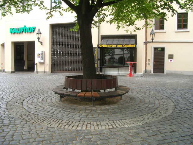 街のちょっとした広場には大きな木が植えられ、その木をぐるりと囲む円形のベンチが必ずあります。木陰のベンチは市民の憩いの場。ゆっくりと時間が流れていきます。<br /><br />もっと人がいるときに写真を撮ったらよかったなぁ。<br />byねごやん<br />