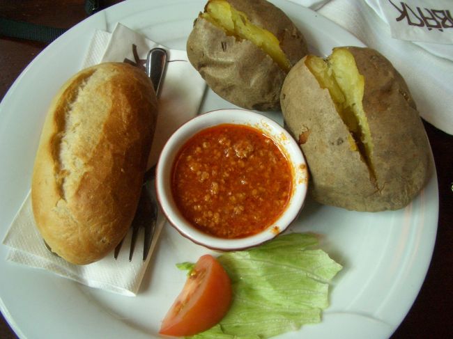 シュルテン広場にある、とっても雰囲気のいいカフェ・レストラン、シュルテンベック。この旅行記の表紙が、その外観です。<br /><br />名物はベイクドポテトで、いろいろなソース付きのものがあります。私たちは『ミンチと焼き葱のソース』と、『ゴルゴンゾーラチーズとバターのソース』の2品をオーダーしました。お味は･･･、まードイツならこんなもんでしょう。<br /><br />シュルテンベックについてはクチコミで詳しく載せているので、そちらも見てね♪<br />