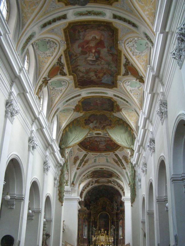 11世紀建設のノイミュンスター教会。<br /><br />華麗な装飾に、見上げているとくらくらします。<br />