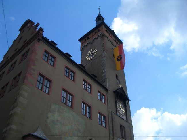 ヴュルツブルグ市庁舎。<br /><br />右側の塔の下にラーツケラーがあり、夕食はここで食べました。<br />