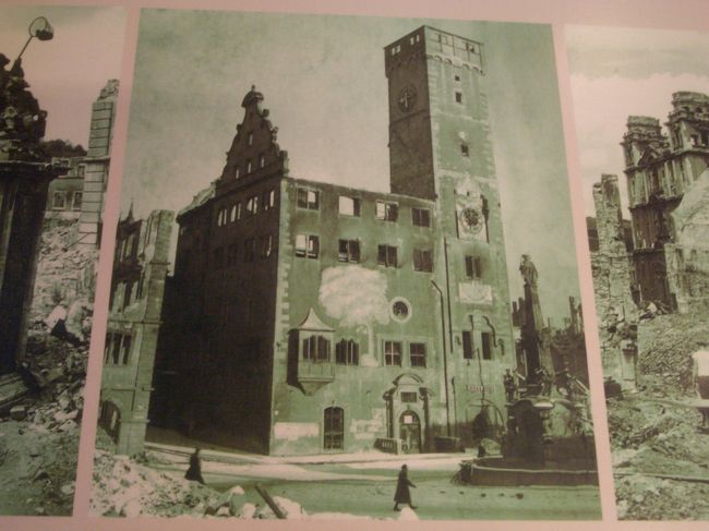 戦災にあった市庁舎の写真です。1945年５月、ドイツの敗戦が確定していたこの時期、イギリス軍はこの街を徹底的に爆撃しました。<br />他のドイツの街と同じように、市民は瓦礫の山から破片を拾ってつなぎ合わせ、元の姿を忠実に再現して再建されています。<br />そう思って建物を見上げると、悲しいというか愛しいというか、なんともいえない感情がこみ上げてきます。<br /><br />市庁舎には戦災時の写真とジオラマ、そして不発弾が展示されていて、訪れる私たちにメッセージを投げかけています。<br />byねごやん<br />