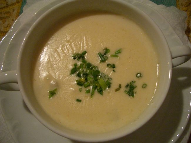 市庁舎のラーツケラーで、ちょっと豪勢な夕食。これはシュパーゲルのスープ。<br /><br />ドイツの各街の市庁舎には、昔来賓をもてなした宴会場がラーツケラーとして残っているところが多くあります。大抵クラシックな良い雰囲気で、地元の料理を食べることができます。<br /><br />ラーツケラーについてはクチコミで詳しく載せているので、そちらも見てね♪<br />