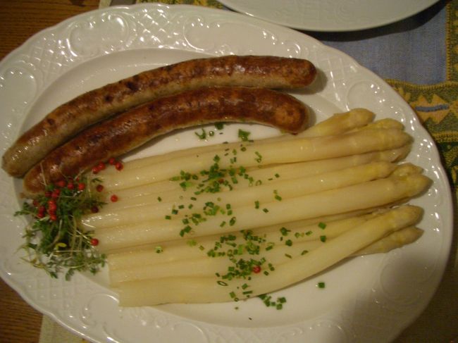 シュパーゲルとは、白アスパラカス。<br /><br />私たち日本人が竹の子を食べて春の到来を感じるように、ドイツ人はシュパーゲルで春の訪れを感じるそうです。<br /><br />この季節、レストランではシュパーゲルの別メニューがあり、いろいろな料理を食べられます。私たちは上のシュパーゲルのスープと、茹でたシュパーゲル・バターソースに焼きソーセージをオーダーしました。ドイツ料理にはめずらしいほどに繊細な食感と滋味深さを味わえました。<br />