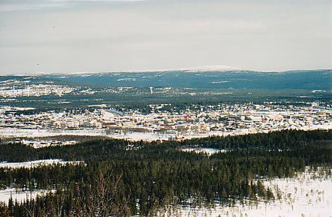 １１時間以上も飛行機に乗って、デンマークのコペンハーゲンで乗り継ぎ、入国審査後ストックホルムを経由して北極圏の町イェリバーレへ。<br /><br />途中成田からストックホルムまでの間にスーツケースが壊されてしまって、<br />なんとか破損の証明書なるものを発行してもらいました。<br /><br />夜１０時頃無事イェリバーレ空港へ着いたはいいが、迎えに来るはずの車がなかなか来なくて、ちょっぴり不安のひとときが経過。<br />（現地係員はナシだから・・・）