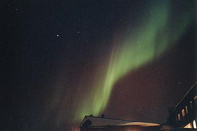 ストックホルムからイェリバーレまでの間はずっと曇っていて、ノルウェーで見ることのできた、期待していた飛行機の中からのオーロラ観賞の夢は崩れてしまいました。　でも、到着第一日目、時差ぼけのある眠い目をこすりながら深夜まで粘った甲斐があり、早速オーロラに対面することができました。　オーロラはその後も４日目まで、毎日見ることができました。
