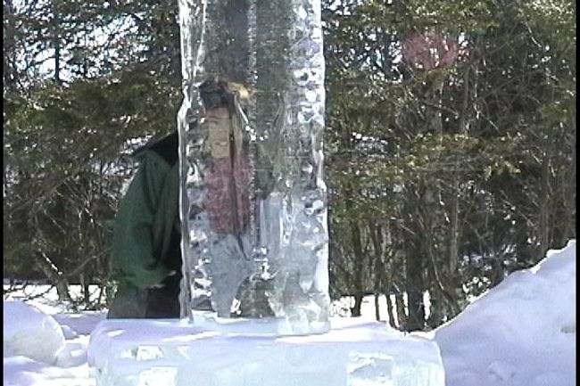 ホテルの庭には氷の柱や太陽を形どった氷のオブジェ<br />や白熊の雪象が私達を迎えてくれました。<br />（帰りには太陽の周りの光が取れてま〜るい月になってしまった）<br /><br />透き通った氷の向こうに息子の顔がくっきりと見えました。