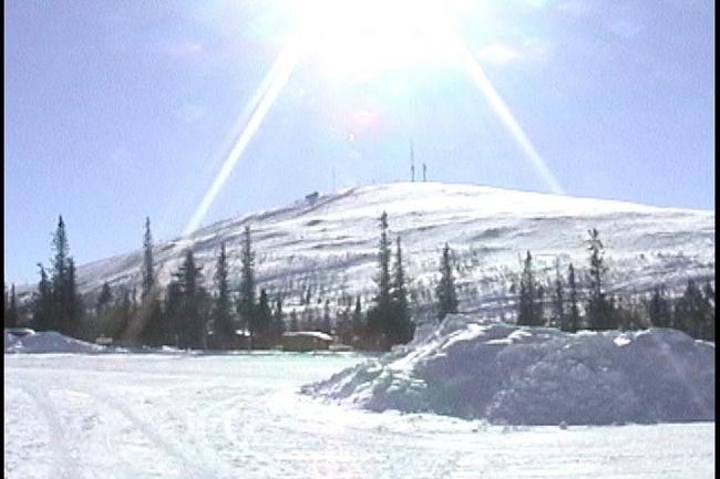２日目はすばらしい快晴。イェリバーレの町までショッピング。　雪の積もった下り坂を時速８０ｋｍで走るタクシーの中でヒヤヒヤしながら乗っていました。　イェリバーレの町は小さくて、見学する場所はほとんどなし。　ケーキやさんで有名なケーキを食べてから、スーパーで食事の買出しをして帰りました。