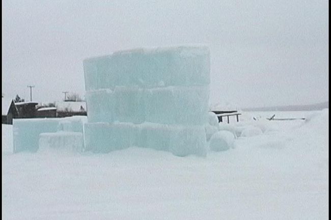 最終日、イェリバーレから氷のホテルのあるユッカスヤルビに移動。　毎年毎年建て直すという氷のホテルの材料は、トルネ川の氷を切り出して作るという。　氷は青く透き通っていました。