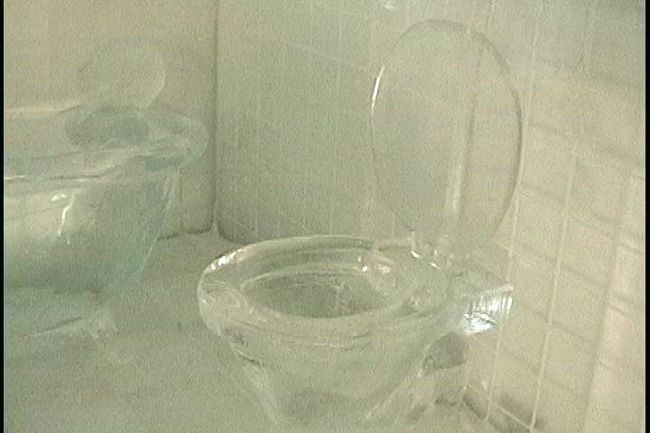 この写真はバスルームの中にある便座。<br />もちろん水洗トイレ用の水槽からタイル、浴槽、<br />おまけにバスの中に横たわる人まで氷でできていました。<br />（注：このバスルームだけは、氷で作った作品の一つでした。）
