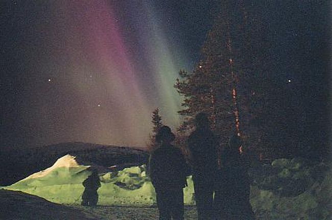 家族揃っての記念撮影。　フラッシュをたけば、人物がシルエットにならなかったかも知れない・・・？