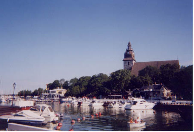 ナーンタリの海辺。<br />奥に見えるのはナーンタリ教会。<br />海辺のカフェではのんびりビールを飲みながら<br />くつろぐ人々でいっぱいでした。