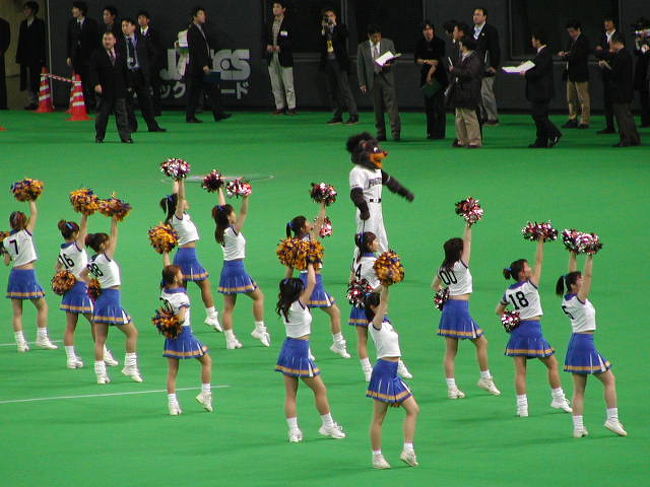 試合前のイベントで「大活躍：Ｆｓガール」！なかなかのセンス＆美人揃いです。華やかに、頑張れ！！