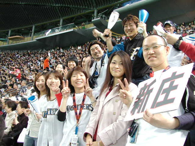 外野席応援メンバーの皆さん！奥の方に「のっちさん＆愛さん」の顔も見えます。熱烈応援団！？です。