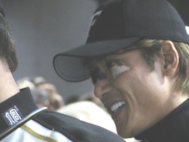 開幕戦イベント！開門入場者に「ハイタッチ」歓迎を！新庄選手の周りは「報道陣：テレビ＆記者」がイッパイ！<br />気軽にファンにハイタッチ！いい光景です。