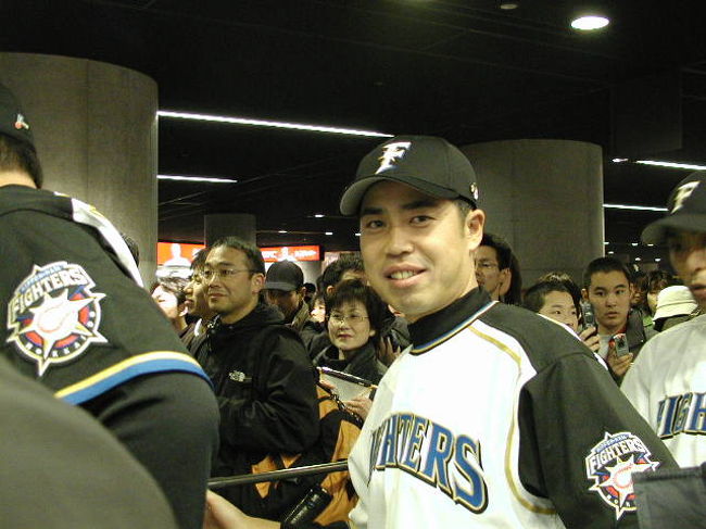 島崎コーチも、入場ファンとハイタッチに忙しいです。呼びかけに、にこやかに応対！！忙しいところすんません！