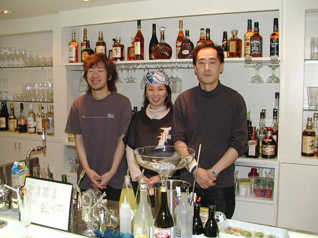 すすこの中心部：交差点そばの「バースリーセイント」オーナー＆奥様！スタッフの皆さん！長年の「Ｆｓファン」で、新庄選手札幌入りの時に「新千歳空港」で花束贈呈を！<br />明るい雰囲気の「カクテル中心」の札幌で１軒だけ！<br />店内は「Ｆｓ関連グッズ・新庄関連グッズ」で、見ているだけで楽しいお店です。<br />伊集院光「スカパーキャンプ訪問」番組での、札幌編で取材放映がありました。