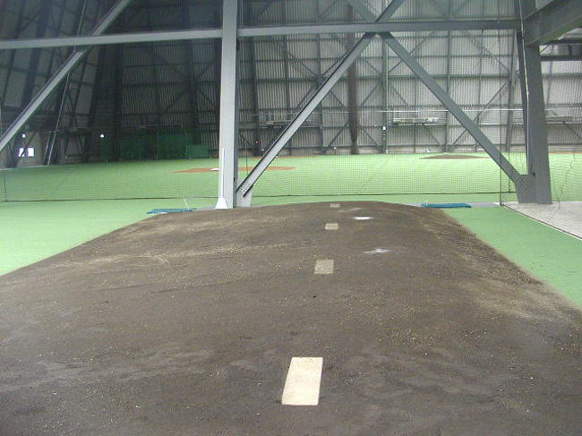 室内ブルペンを「外側のぞきガラス」から見えます！<br />手前がピッチングマウンド、奥が内野グラウンドです。