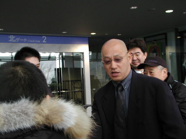 開門前に「広瀬ＯＢ」もファンと交流！いつもの気軽に応対のナイスキャラですね！ファンにサインサービスも．．．