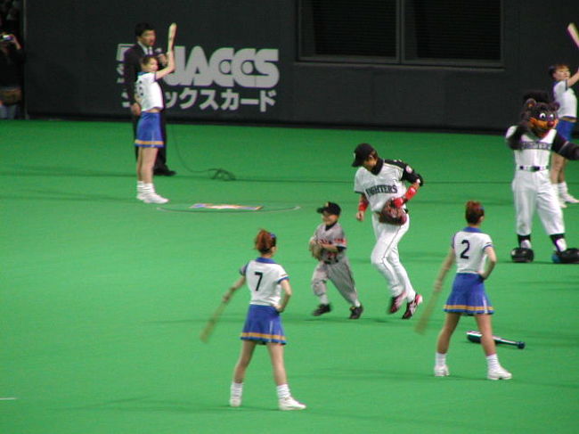 試合開始！守備位置につく「新庄選手」子供と一緒に．．．