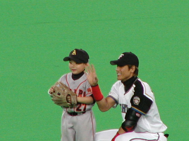 守備位置のセンターから、外野席のＰＴＡに「ハイポーズ｝！<br />記念になりますね！大きくなったら．．．