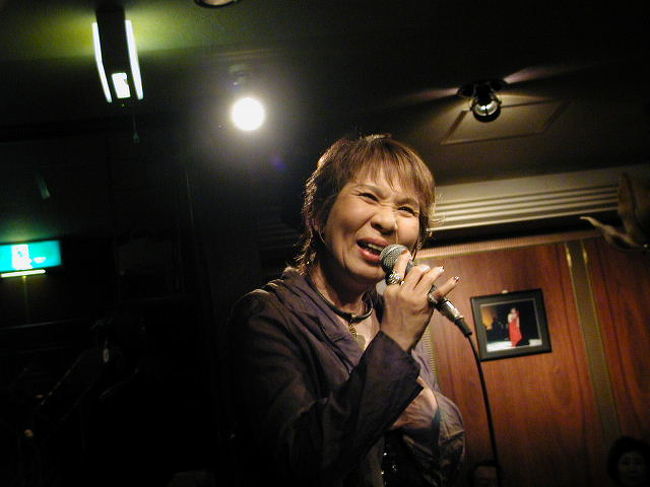 札幌勤務時代からの、なじみの店「ミュージックランド」<br />マスターは「中学後輩」で、サックスを！ピアノとの演奏で<br />「シャンソン」が聞けます。<br />ママは、有名なシャンソン歌手！久し振りに会いました。<br />週１日土曜日だけ歌いますので．．．