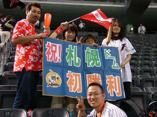 この時期の外野で、目立っていたのはこの周辺の席だけでした。<br />特に「ＰＯＮＴＹＡＮテレビ取材：密着」もあり．．．．大変！<br />しっかり「初勝利ボード」も出来上がっていて（しょうへいさん作）<br />ドーム初勝利に花を添えました。<br />ハッピーアワーズ:加藤さん！ろんろんさん！力也少年！も<br />