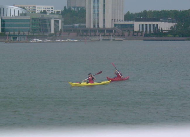 遊覧船からの眺め・４<br />カヌーを楽しむ地元の人々。