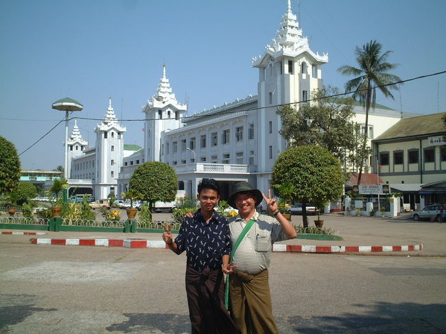 ヤンゴン駅前にて<br />夜行列車の切符を買いに駅裏へ　う〜んよくわからん。(-_-;)<br />どこからともなく現れたボゾ君。友人のラトゥーサンとともに切符売場を行ったり来たり。お陰様で切符は買えました。どうもありがとう。<br />