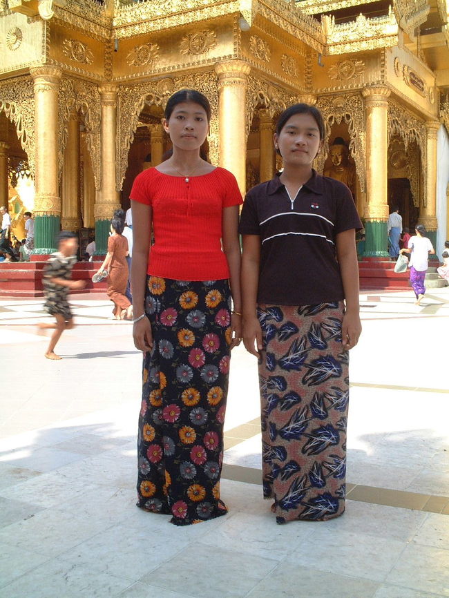 朝一番まずはシェダゴンパゴタへ　南部地方からお参りにきた娘さん達とパチリ！<br />