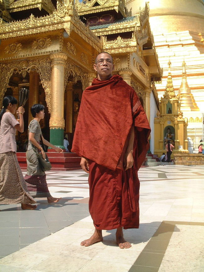 南部からいらっしゃったお坊様<br />村の皆さんと一緒に来られたようです。「かっこよく撮ってくれ。」とのこと<br />