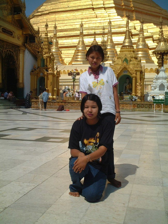 あれれジーパンだ？<br />ロンジーではなくジーパンの女の子達。珍しい〜<br />