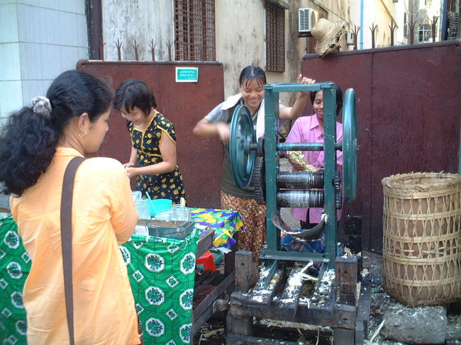 ヤンゴンの街角<br />さとうきびジュース屋のとっても元気なお姉さん。<br />
