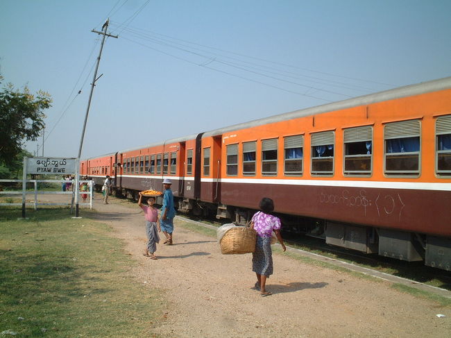 列車でマンダレーへ<br />途中駅風景<br />駅にとまるたび物売りたちがよってくる。なかには小さな子供の売り子さんまで…　明るい笑顔がすくいだった…<br />