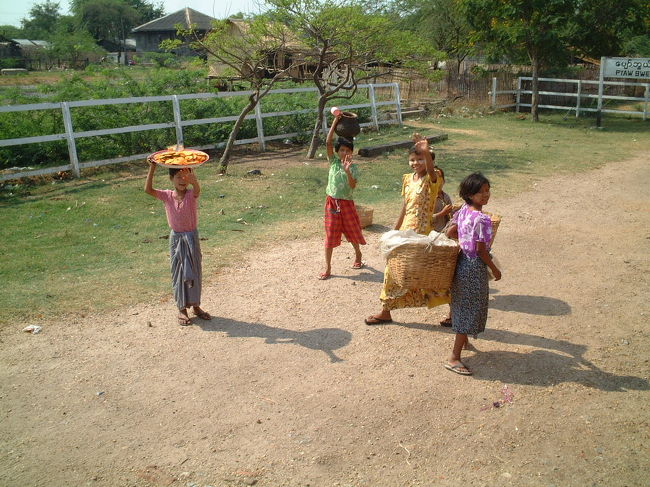 列車でマンダレーへ<br />途中駅風景<br />駅にとまるたび物売りたちがよってくる。なかには小さな子供の売り子さんまで…　明るい笑顔がすくいだった…