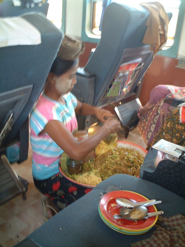 ファーストクラスの車内：ガタガタゴトゴトとにかく揺れる！なんとか朝に…朝食は車内販売の焼きそばとコーヒーだ！