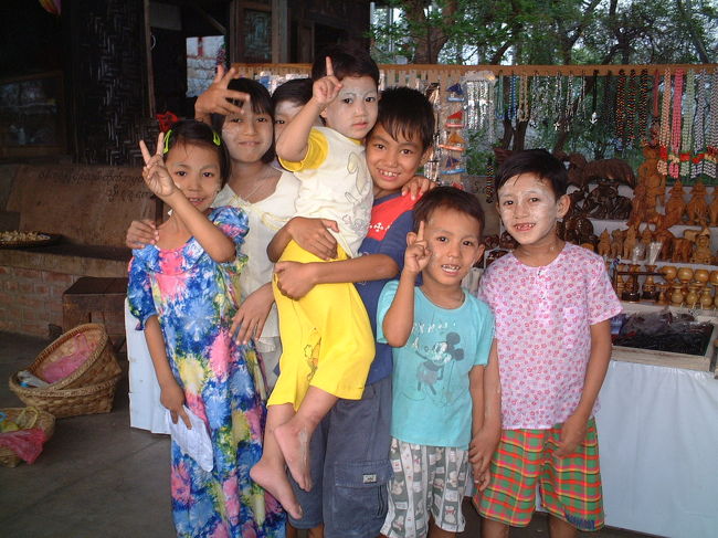 子供たちの笑顔(*^。^*)ほっとするね♪顔に塗られているタナカがこれまたいいね！ 