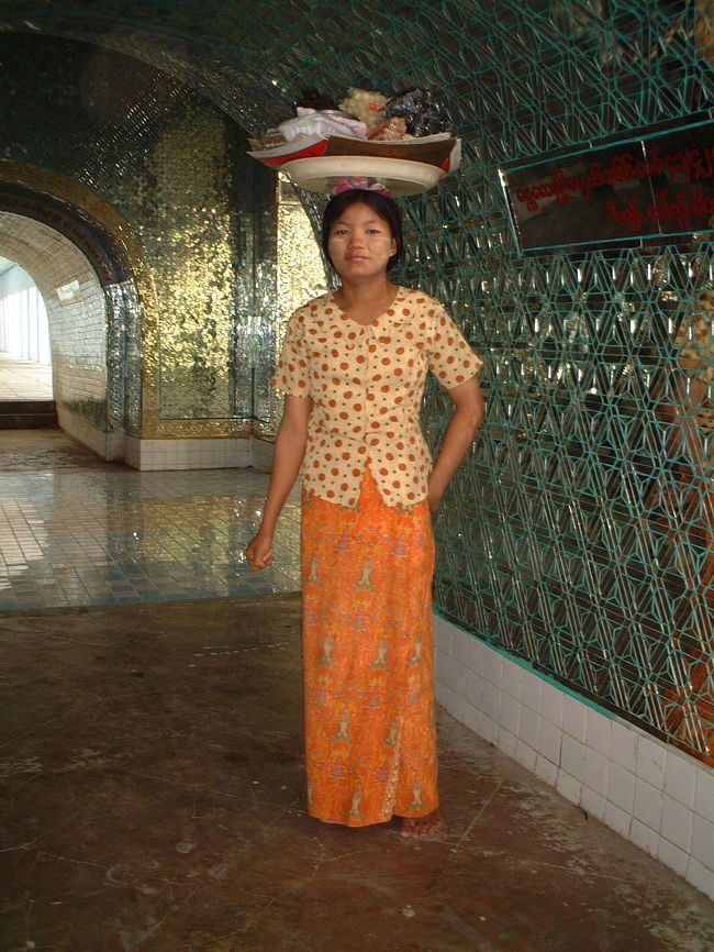 小さい頃からの慣れなのだろう彼女たちは器用に頭に物をのせている。<br />