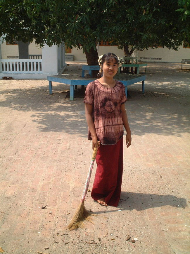 境内を掃除する少女<br />花飾りが素敵です。<br />