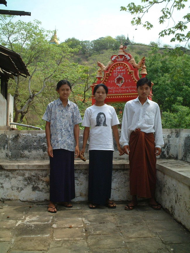 ザガインヒルに登る。<br />途中でちょっと休憩を<br />