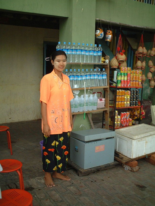 山頂裏手の売店<br />コーラで一休み。<br />
