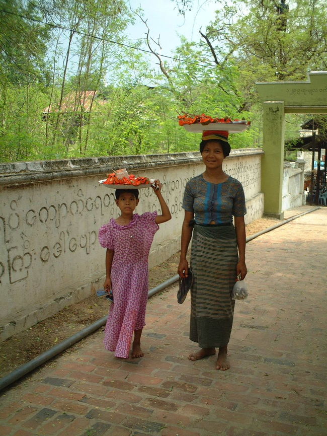 母と娘（たぶん…）<br />アジアでおなじみ！？やっぱり頭載せがGood!<br />姿勢がよくなるそうです。