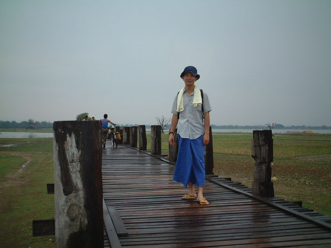 アマラプラ：ウー・ベイン橋で雨に降られる。 