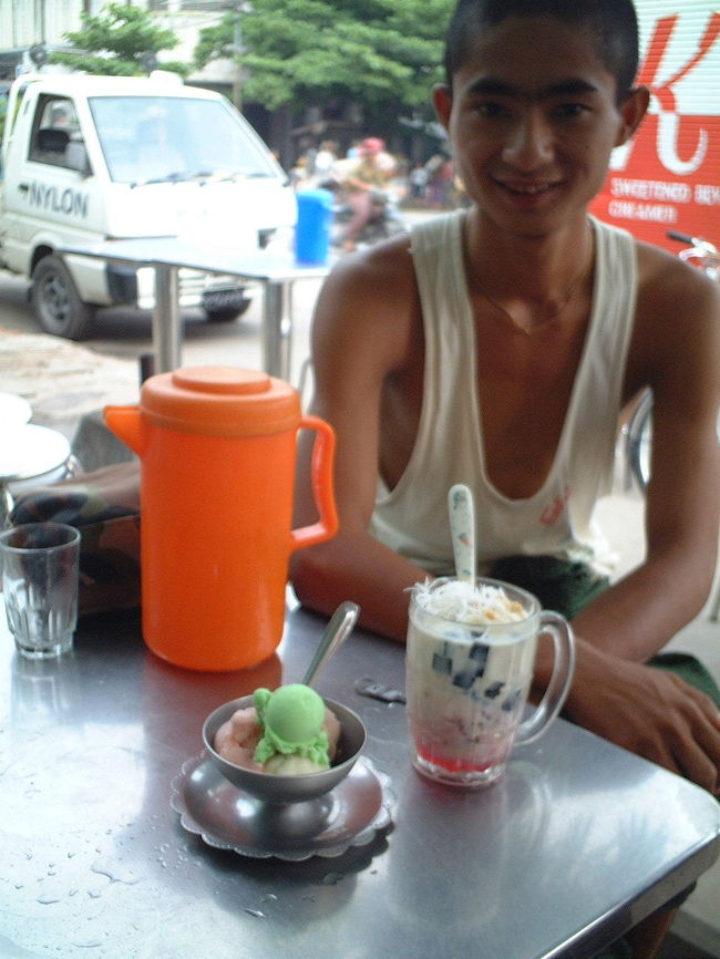 自転車を貸してくれた青年<br />（ビルマのクボズカ？）<br />ナイロンコールドドリンクにて<br />道場レストランまで彼に自転車を借りていきました。<br />お礼に冷たいものをどうぞ！<br />